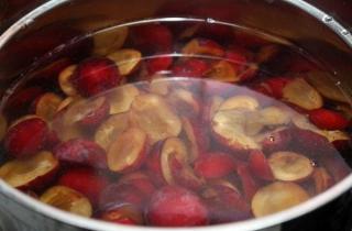 Сливовый компот на зиму - фото шага 3