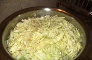 Тушеная капуста с горохом - фото шага 1