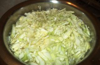 Тушеная капуста с горохом - фото шага 2