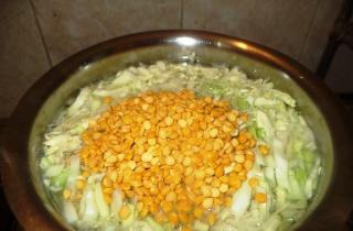 Тушеная капуста с горохом - фото шага 3