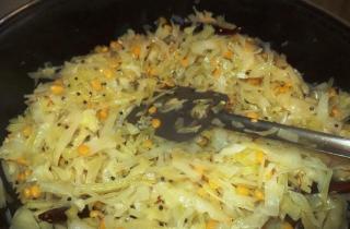 Тушеная капуста с горохом - фото шага 8