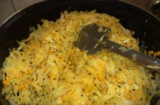 Тушеная капуста с горохом - фото шага 10