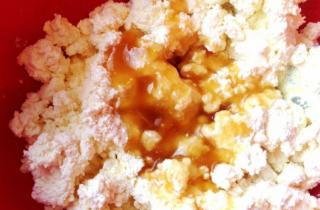 Творожная запеканка с клубникой - фото шага 5