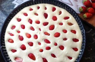 Творожная запеканка с клубникой - фото шага 9