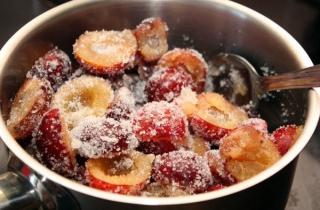 Блинчики со сливами - фото шага 7