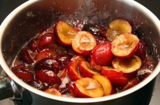 Блинчики со сливами - фото шага 8