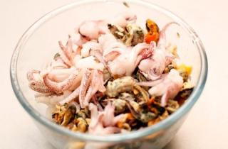 Классическая паэлья с морепродуктами - фото шага 1