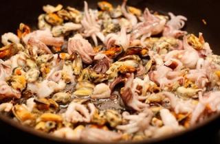Классическая паэлья с морепродуктами - фото шага 3