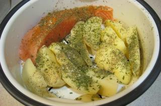 Лосось с картофелем на пару в мультиварке - фото шага 1