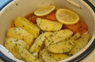 Лосось с картофелем на пару в мультиварке - фото шага 2