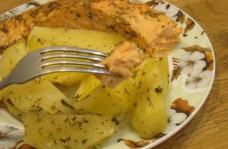 Лосось с картофелем на пару в мультиварке - фото шага 3