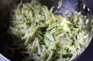 Оладьи из кабачков - фото шага 1