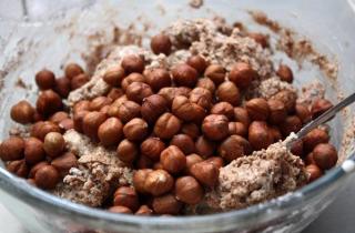 Шоколадные бискотти с фундуком - фото шага 5