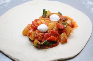 Закрытая пицца кальцоне с овощами - фото шага 6