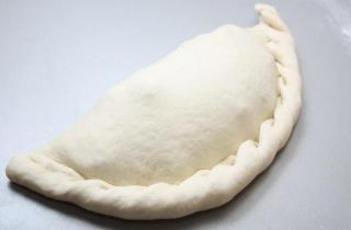 Закрытая пицца кальцоне с овощами - фото шага 8