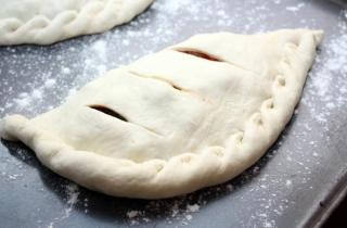 Закрытая пицца кальцоне с овощами - фото шага 9