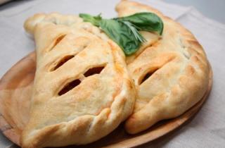 Закрытая пицца кальцоне с овощами