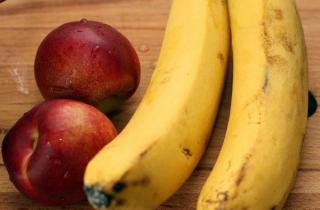 Зеленый коктейль с бананами и нектаринами - фото шага 2