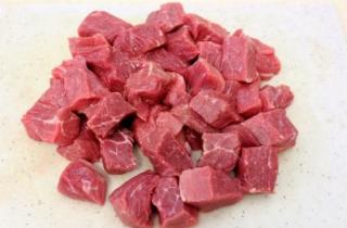 Гуляш из говядины с подливкой - фото шага 1