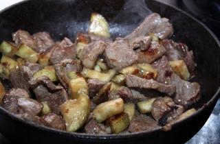 Жареное мясо с баклажанами - фото шага 4