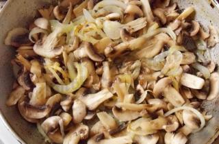 Жульен в корзиночках из слоеного теста - фото шага 2