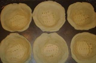 Жульен в корзиночках из слоеного теста - фото шага 3