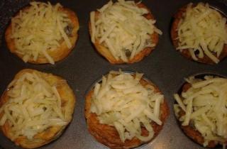 Жульен в корзиночках из слоеного теста - фото шага 4