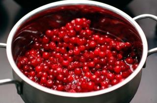Клюквенный соус классический - фото шага 1