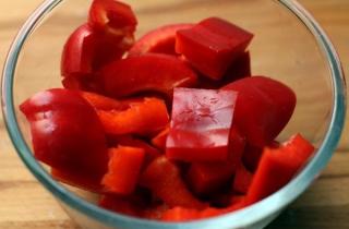 Красный хлеб с болгарским перцем и паприкой - фото шага 1