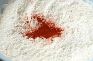 Красный хлеб с болгарским перцем и паприкой - фото шага 3