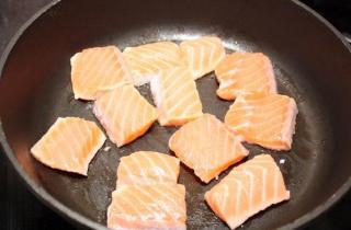 Паста с лососем и креветками - фото шага 3