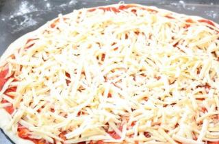 Пицца с сырокопченой колбасой - фото шага 4