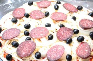 Пицца с сырокопченой колбасой - фото шага 5
