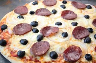 Пицца с сырокопченой колбасой - фото шага 6