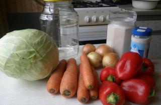 Салат из капусты с морковью и перцем на зиму - фото шага 1