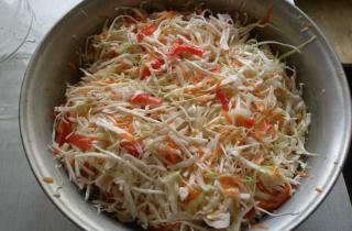 Салат из капусты с морковью и перцем на зиму - фото шага 6