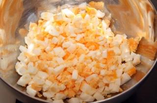 Салат с креветками в тарталетках - фото шага 1