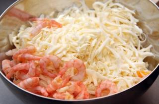 Салат с креветками в тарталетках - фото шага 2