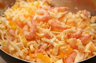 Салат с креветками в тарталетках - фото шага 3