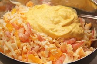 Салат с креветками в тарталетках - фото шага 4