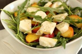 Салат с персиками и моцареллой - фото шага 3