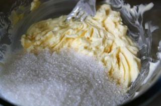 Шоколадные кексы с карамелью - фото шага 1