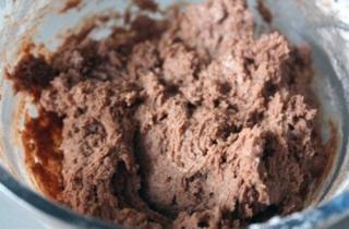 Шоколадные кексы с карамелью - фото шага 2