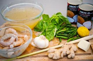 Тайский суп на основе кокосового молока и креветок - фото шага 1