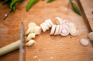 Тайский суп на основе кокосового молока и креветок - фото шага 2