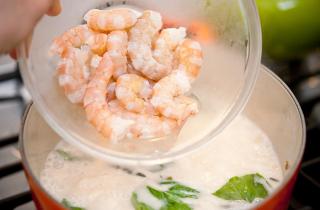 Тайский суп на основе кокосового молока и креветок - фото шага 12