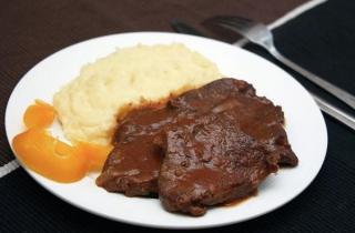 Тушеная говядина в томатном соусе - фото шага 8