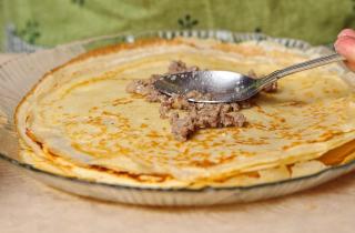 Блинчики, фаршированные мясом - фото шага 12