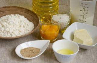 Булочки на желтках - фото шага 1