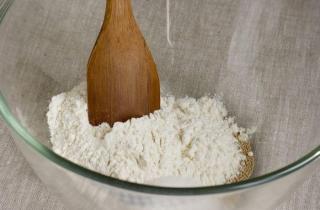 Булочки на желтках - фото шага 2